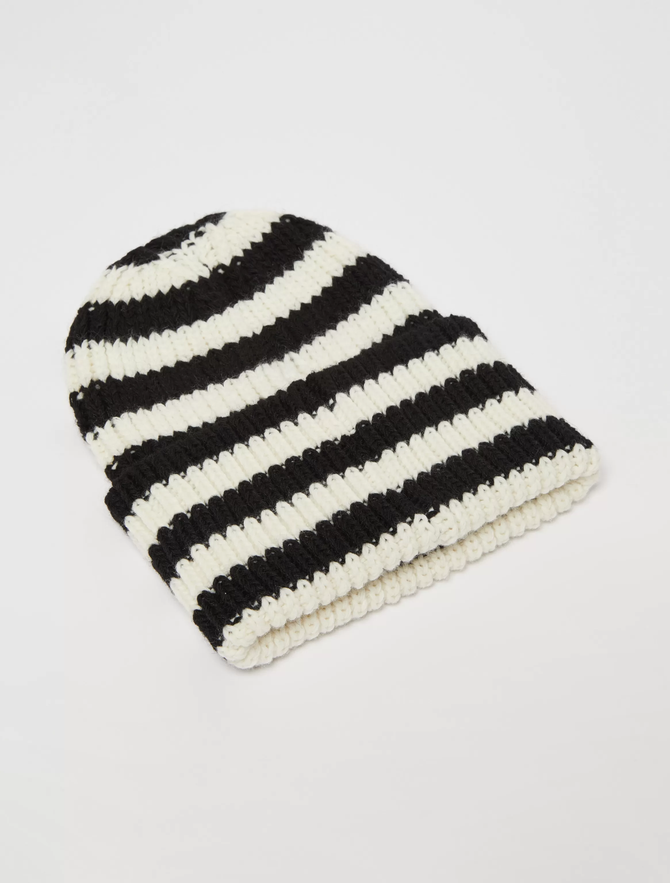 Knitted beanie . with Looney Tunes*Max&Co Cheap